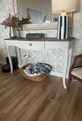 Recibidor madera restaurado con mucho encanto