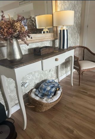 Recibidor madera restaurado con mucho encanto