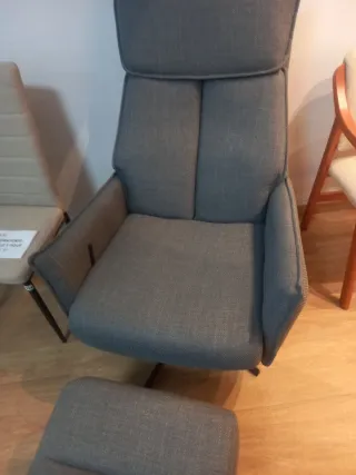 Sillón reclinable gris con reposapiés