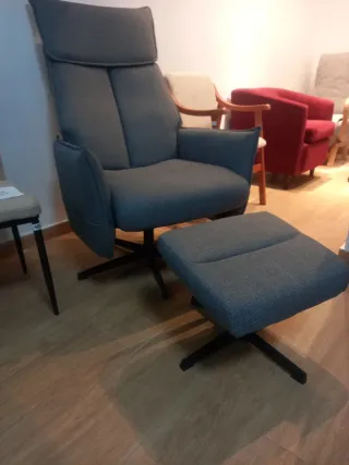 Sillón reclinable gris con reposapiés