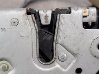 CERRADURA PUERTA TRASERA IZQUIERDA LAND ROVER RAN