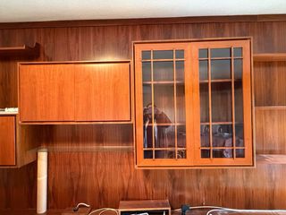 Mueble boiserie de madera y cristal