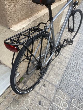 Bicicleta de carretera gris