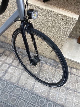 Bicicleta de carretera gris
