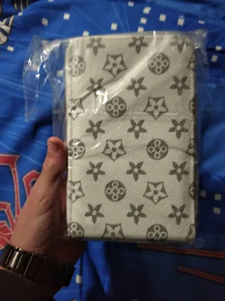 Cartera de mujer blanca con cremallera dorada