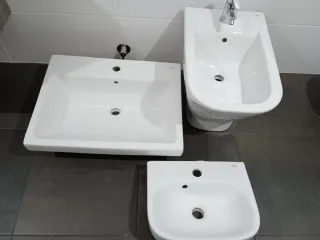 Bidé y lavabos de cerámica blancos