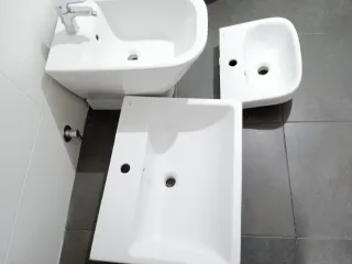 Bidé y lavabos de cerámica blancos