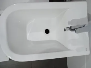 Bidé y lavabos de cerámica blancos