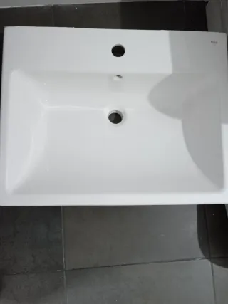 Bidé y lavabos de cerámica blancos