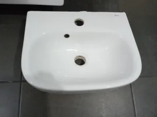 Bidé y lavabos de cerámica blancos