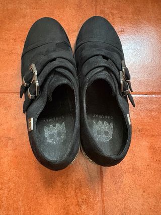 Zapatos negros con doble hebilla