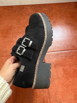 Zapatos negros con doble hebilla