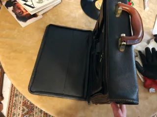 Cartera de piel negra y marrón