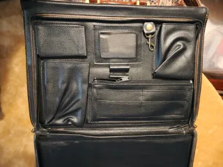 Cartera de piel negra y marrón