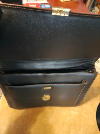 Cartera de piel negra y marrón