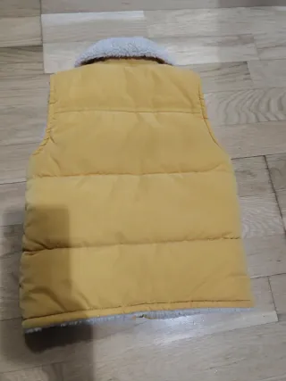 Chaleco niño amarillo enguatado con borreguito.
