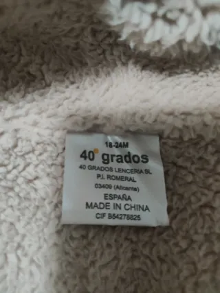 Chaleco niño amarillo enguatado con borreguito.