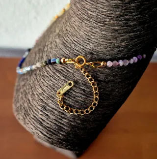 Collar asimétrico de minerales naturales