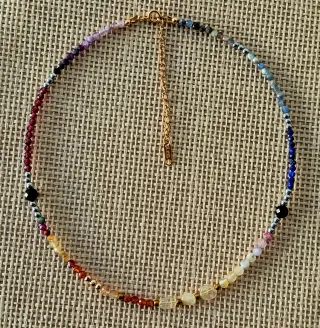 Collar asimétrico de minerales naturales