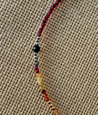 Collar asimétrico de minerales naturales