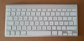 Teclado Apple Inalámbrico Plata/Blanco (pilas)