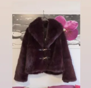 Cappotto corto pelliccia sintetica con alamari