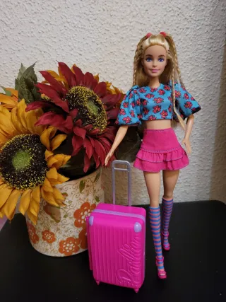 Muñeca Barbie con maleta y flores