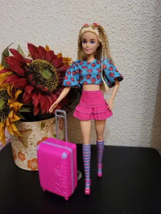 Muñeca Barbie con maleta y flores