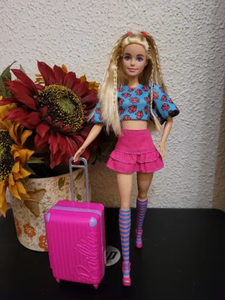 Muñeca Barbie con maleta y flores