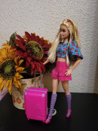 Muñeca Barbie con maleta y flores