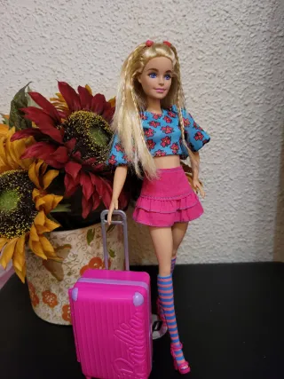 Muñeca Barbie con maleta y flores