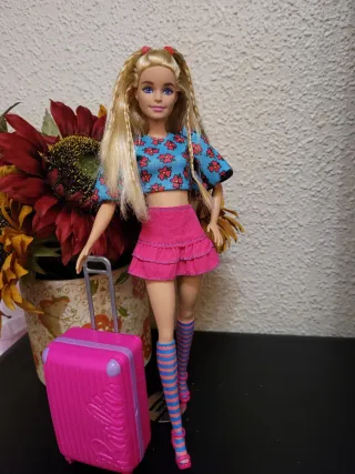 Muñeca Barbie con maleta y flores