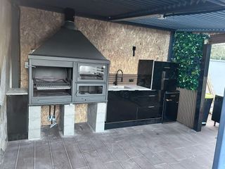 Barbacoa de metal y piedra EVWF