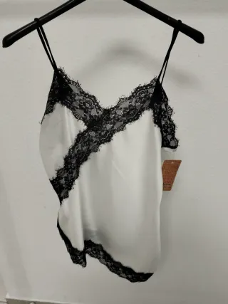 Camiseta tirantes encaje negro y blanco