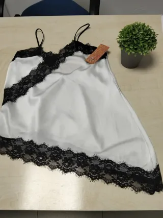 Camiseta tirantes encaje negro y blanco