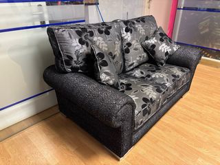 Sofá de 2 plazas con estampado floral