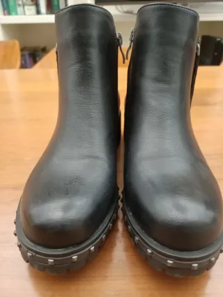 Botín negro con tachuelas y 2 cremalleras