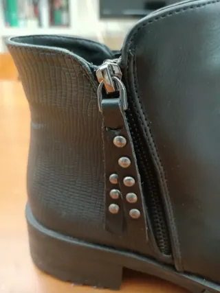 Botín negro con tachuelas y 2 cremalleras