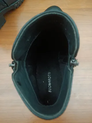 Botín negro con tachuelas y 2 cremalleras