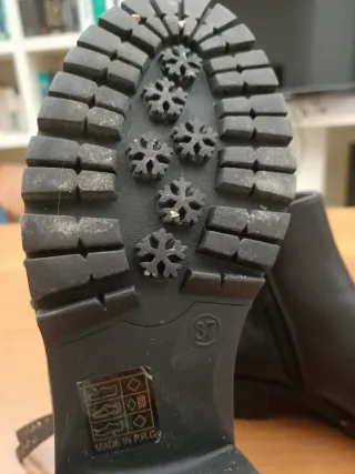 Botín negro con tachuelas y 2 cremalleras