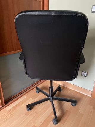 Silla giratoria de oficina negra