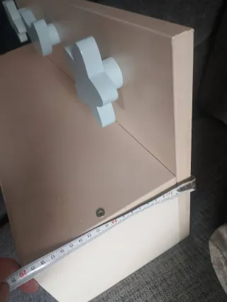 Estantería infantil con colgadores