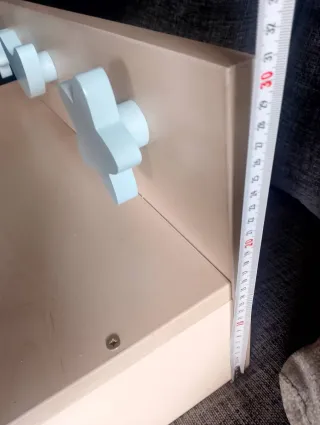 Estantería infantil con colgadores