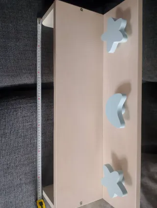 Estantería infantil con colgadores