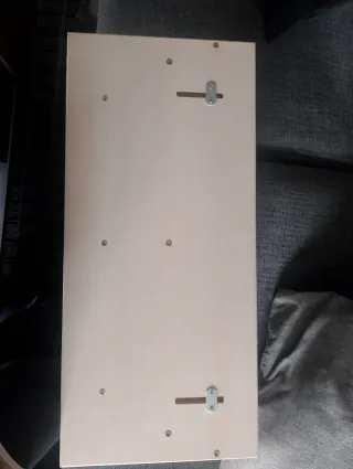 Estantería infantil con colgadores