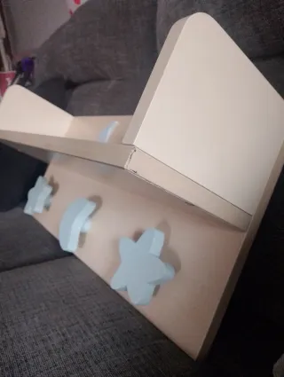 Estantería infantil con colgadores