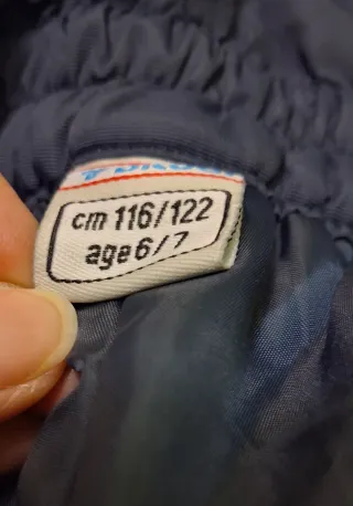 Pantalón y gafas de esquí con tirantes.