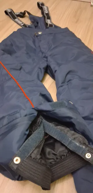 Pantalón y gafas de esquí con tirantes.