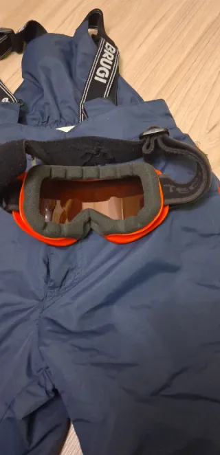 Pantalón y gafas de esquí con tirantes.