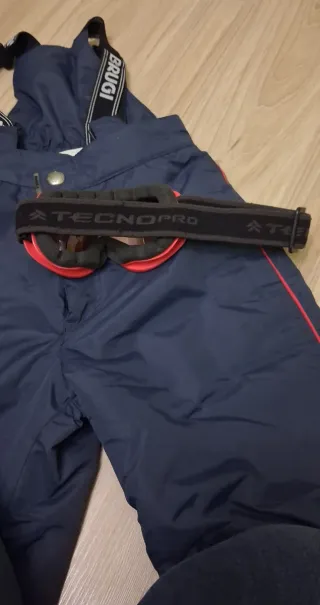 Pantalón y gafas de esquí con tirantes.